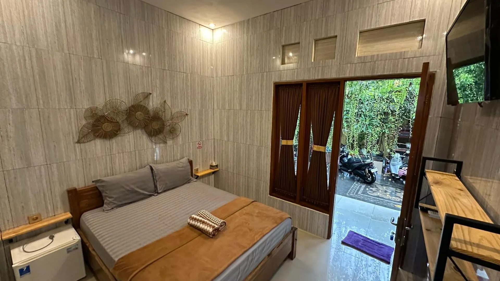 Kubu Alvian Guest House Seminyak